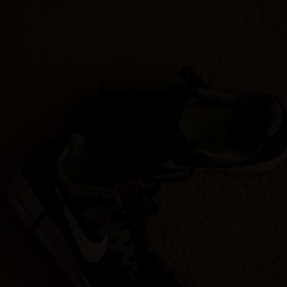 Woman's Nikes tennis shoes 6.5 - Picture 1 of 3